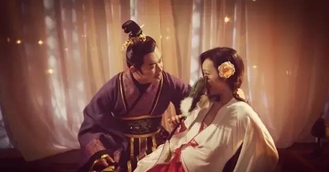 公元前323年，楚怀王得到魏美人，每日独宠她一人。一天，楚怀王竟对刚侍完寝的魏美