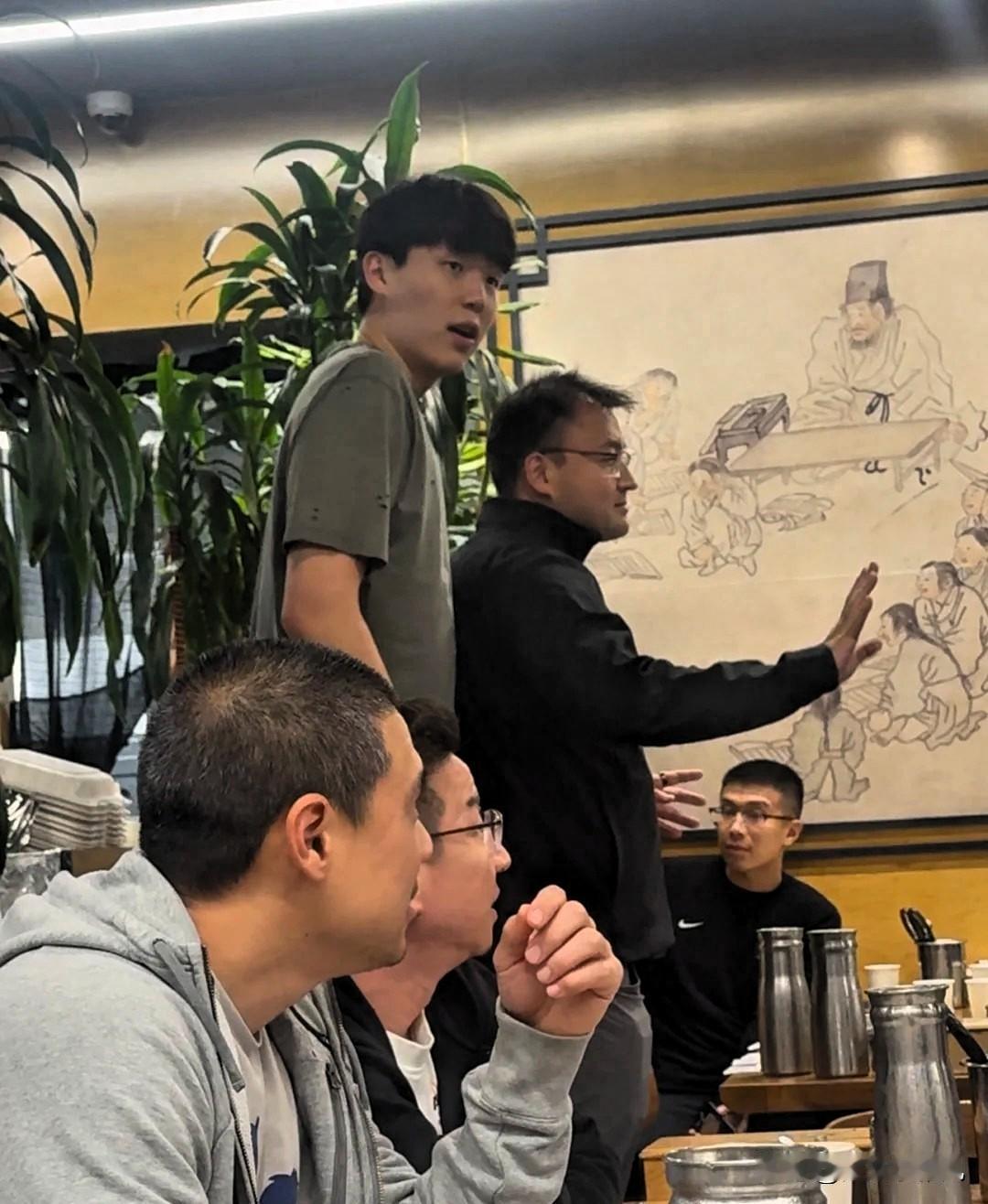 奇怪!为什么这么多人质疑杨翰森?其实在NBA中打拼的杨翰森有很多优点:一是顾