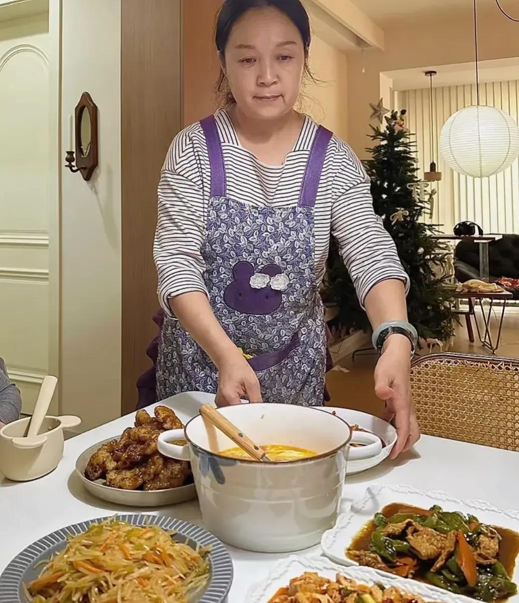 王阿姨干了三个月保姆，老人夸她勤快，结果周日让儿子来雇主家洗个澡，用了雇主女儿的