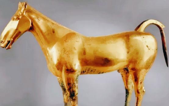 1981年，陕西一老农在田里干农活时，意外挖到一匹26公斤重的大金马，他偷偷环顾