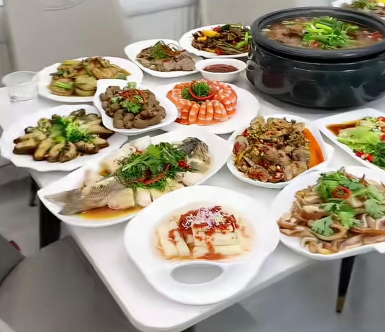 大伯过80大寿，没有大摆宴席，就请自家人聚在一起，热闹热闹。堂姐和嫂子们忙活