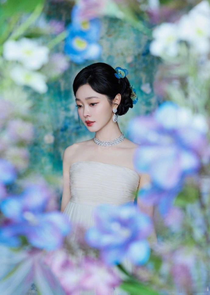 宋轶花团锦簇特写宋轶完全是公主来的白色抹胸裙上的印花真的是花团锦簇呀，太爱宋轶