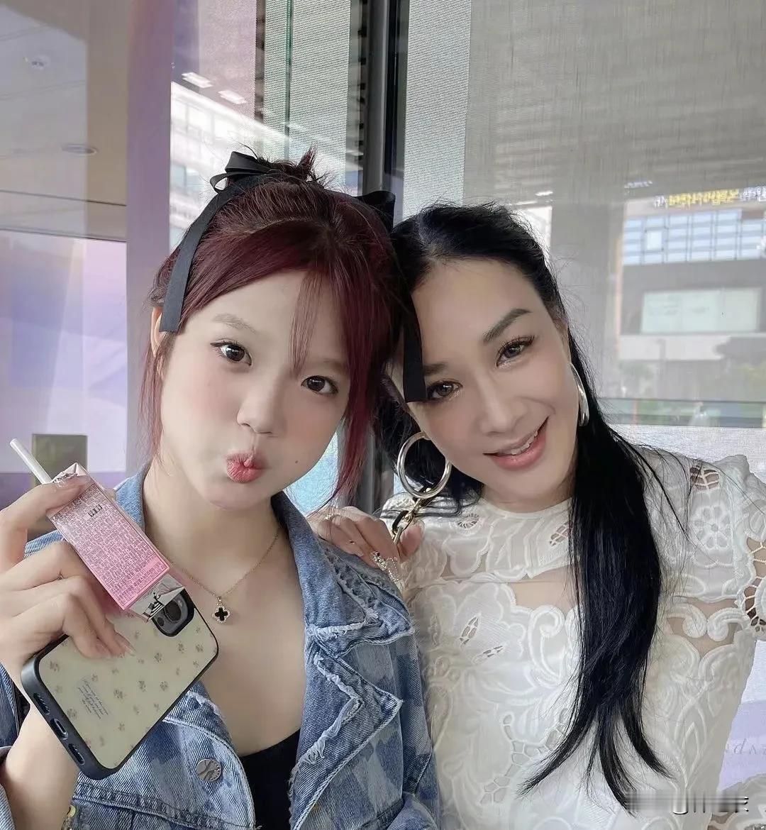 我对钟丽缇二女儿没有什么观感，感觉她就是一个挺好看的小女孩，但是经常看到有人捧她