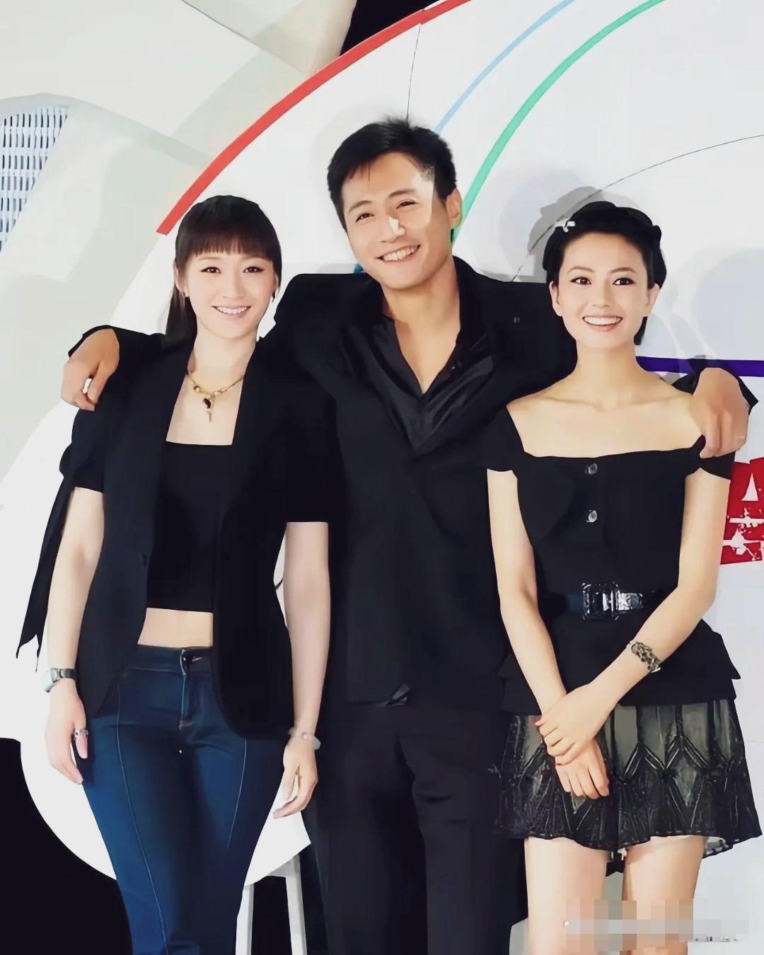 一边是李小冉一边是高圆圆，不爱笑得刘烨也笑得嘴都合不拢了！