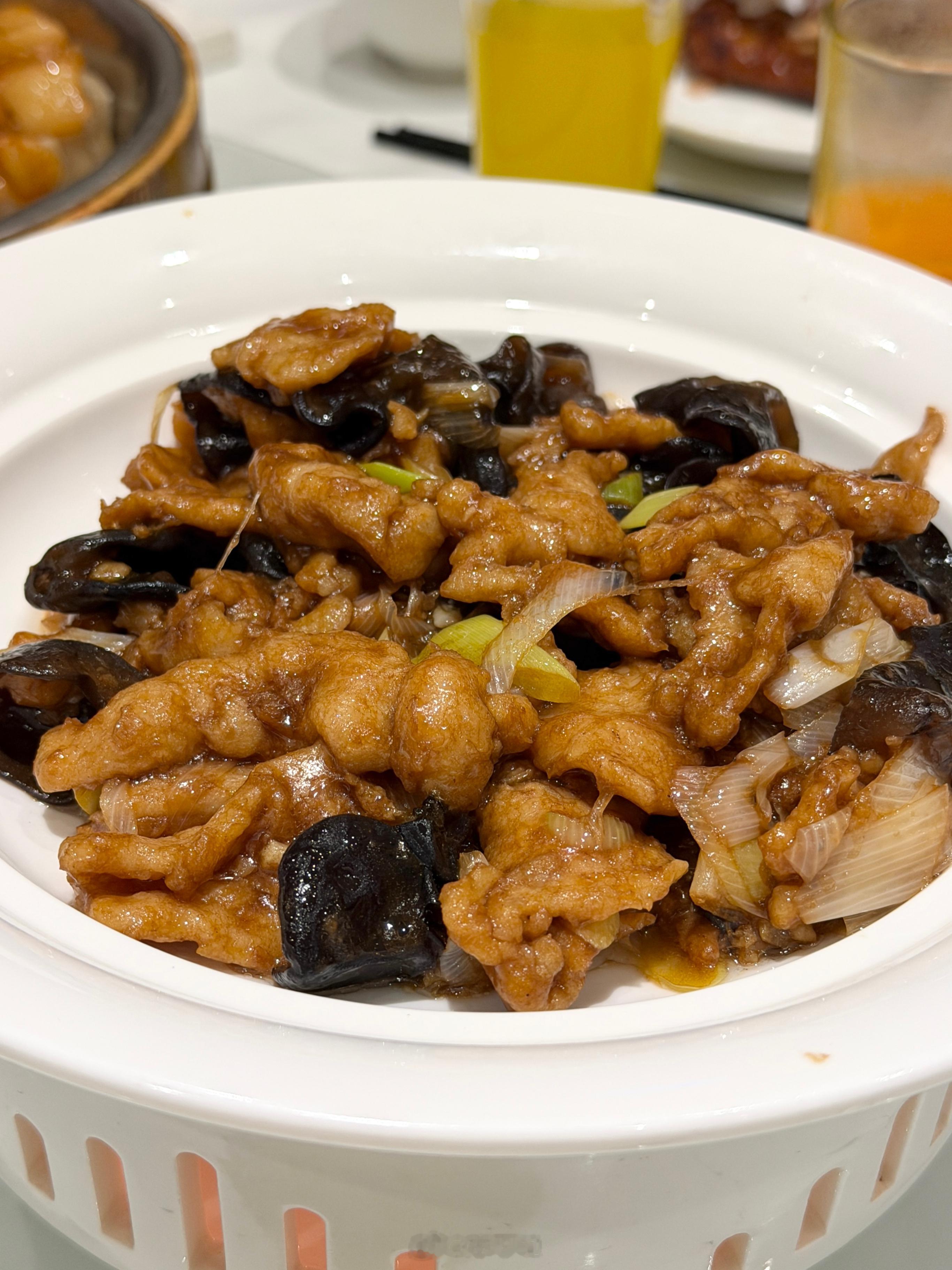 还好提前排了号，不然这顿晚饭指定是要吃成宵夜，大同的这种火锅好香啊，里面的菜很多