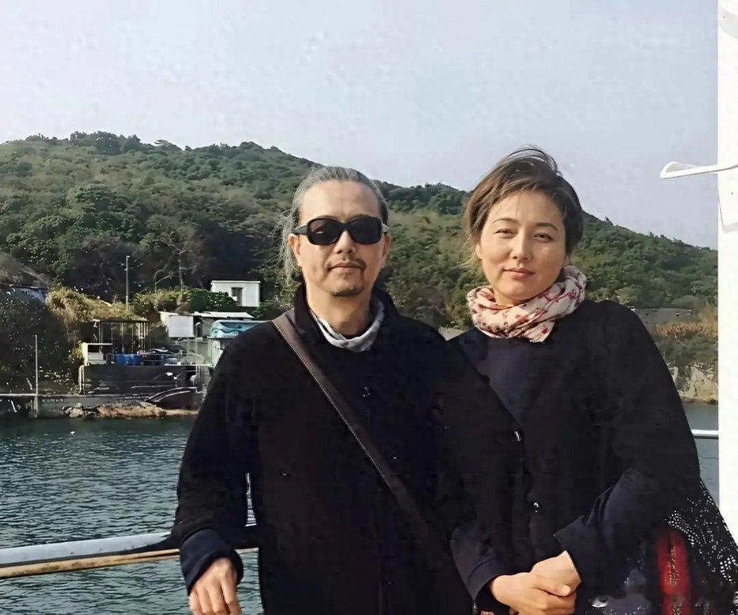 她还是那么漂亮，只是头发白了点，脸上没有皱纹，岁月不败的美人