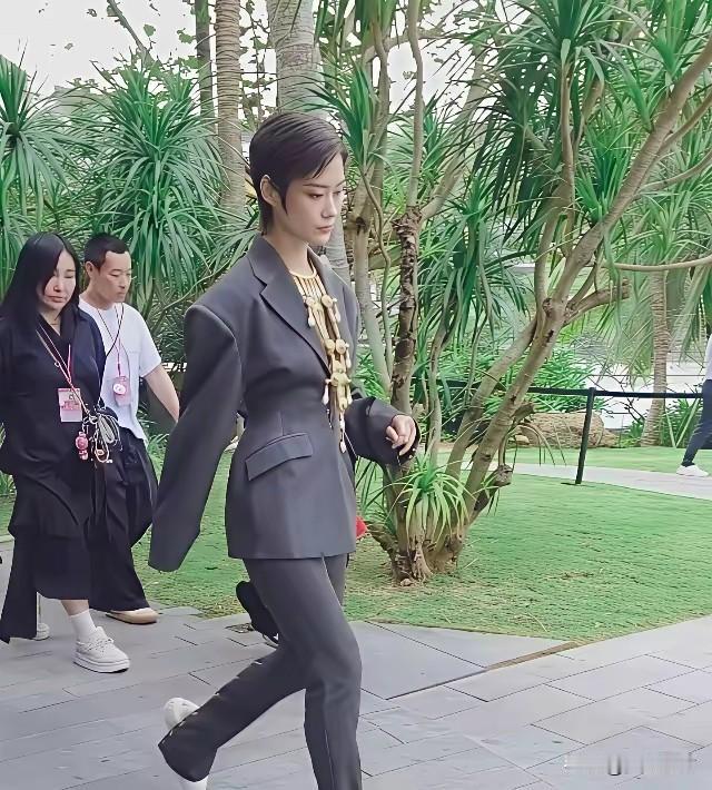 这是李宇春在参加2025ELLE风尚大典（落地三亚红毯）途中的路透照，李宇