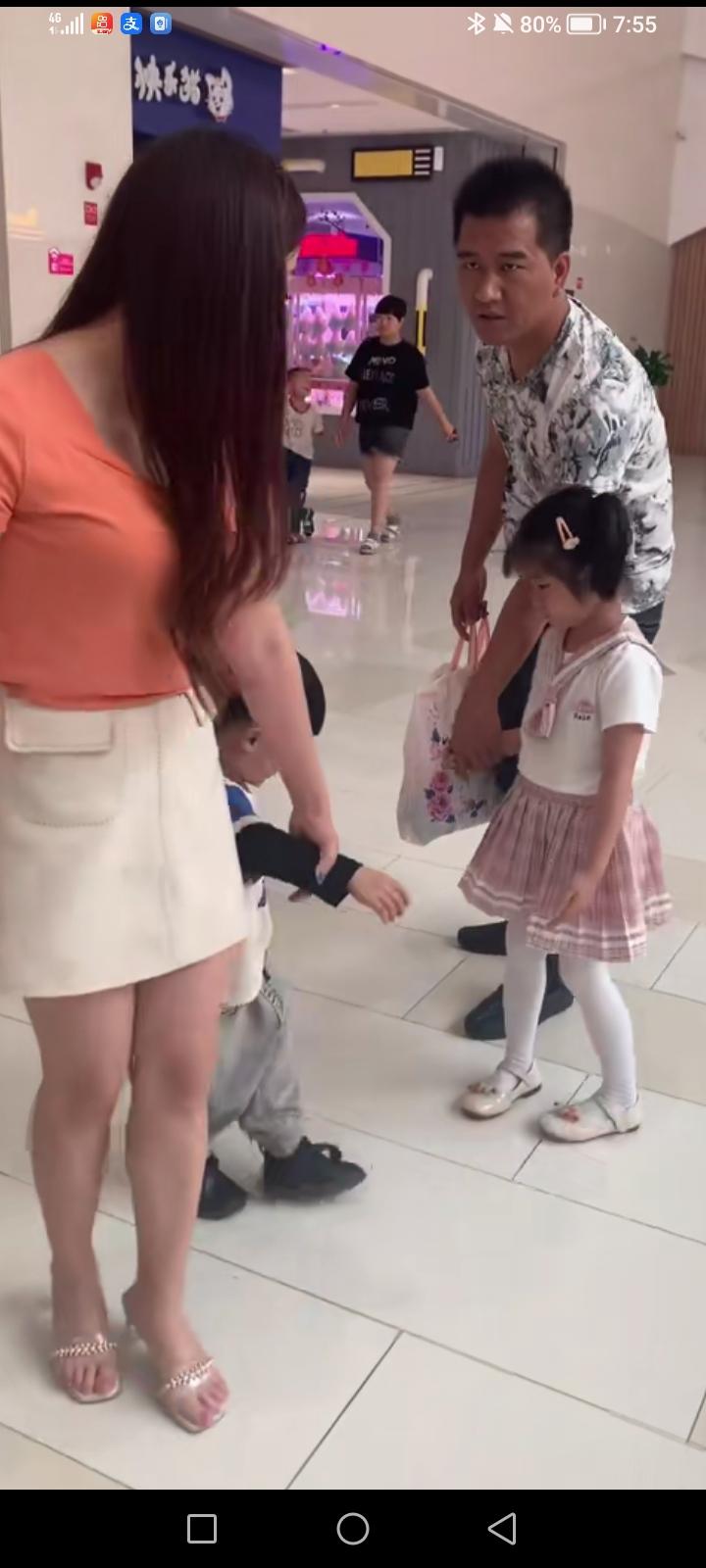 🌙泪酸！先低头不丢人，夫妻离婚一年后，妻子带着儿子，丈夫带着女儿在商场隅遇，姐