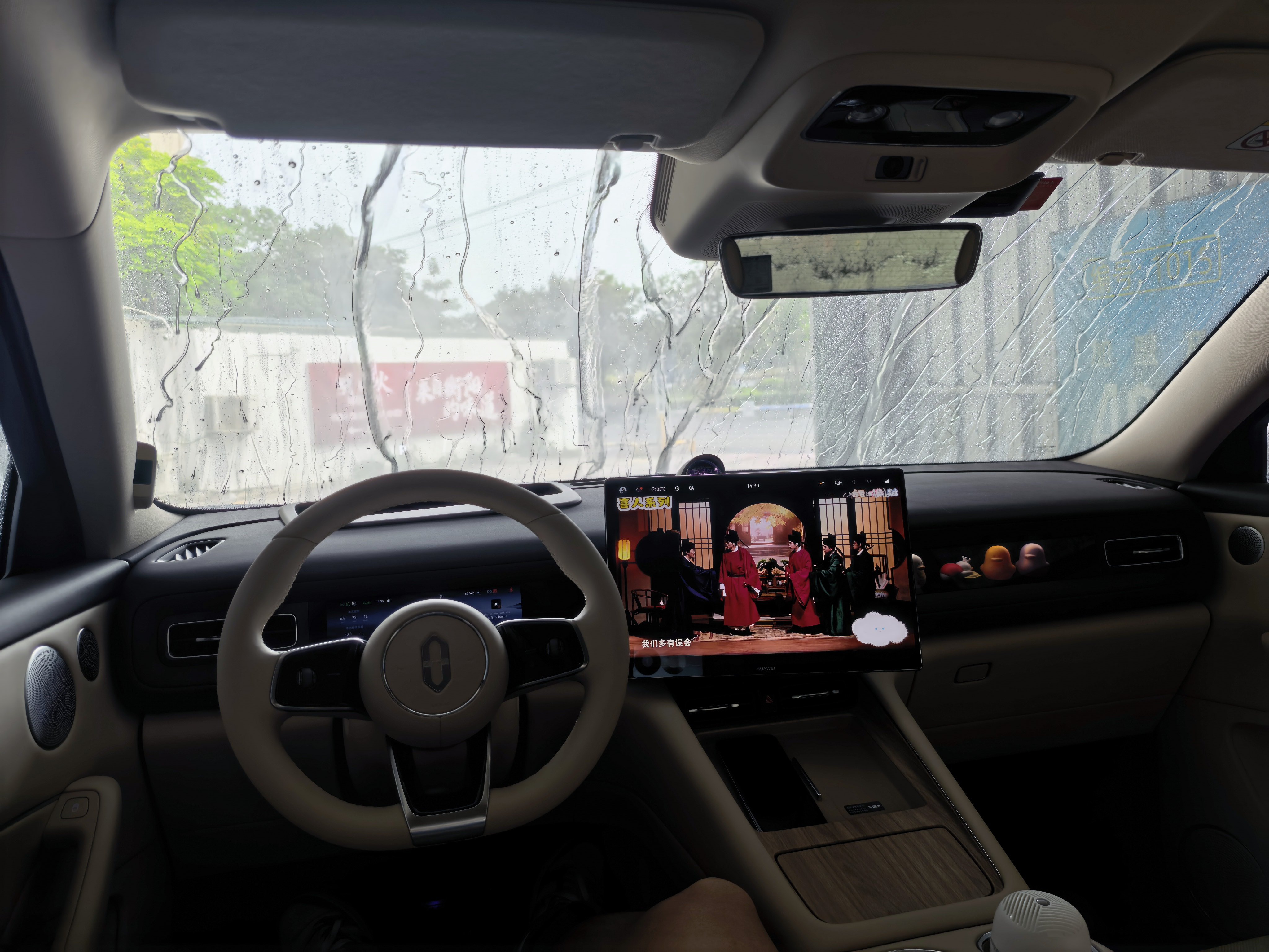 问界M6直接打开零重力座椅，躺着等无接触自动洗车，确实很舒服捏。做了全车疏水之