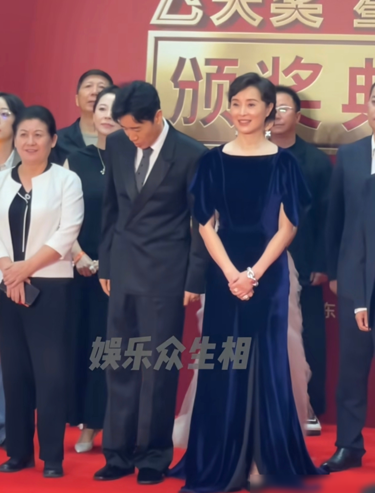 吴越走红毯，网友全在刷领导来了。那身黑西装，不露不勒，步子稳得跟丈量过似的。镜头怼脸，眼角纹路清清楚