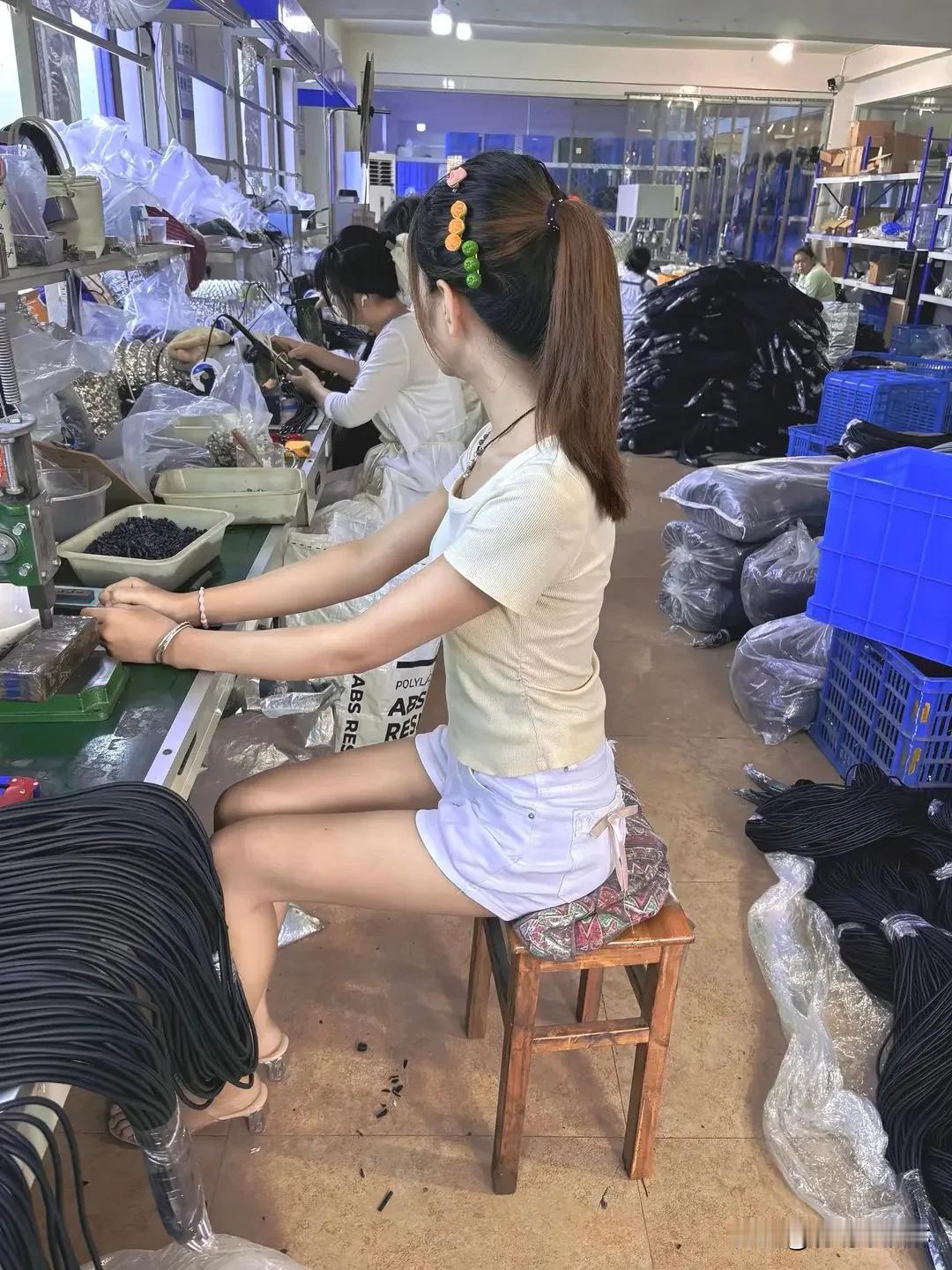 上班第一天打卡！从此刻起，职场小白正式上线～愿每一份努力都不被辜负，