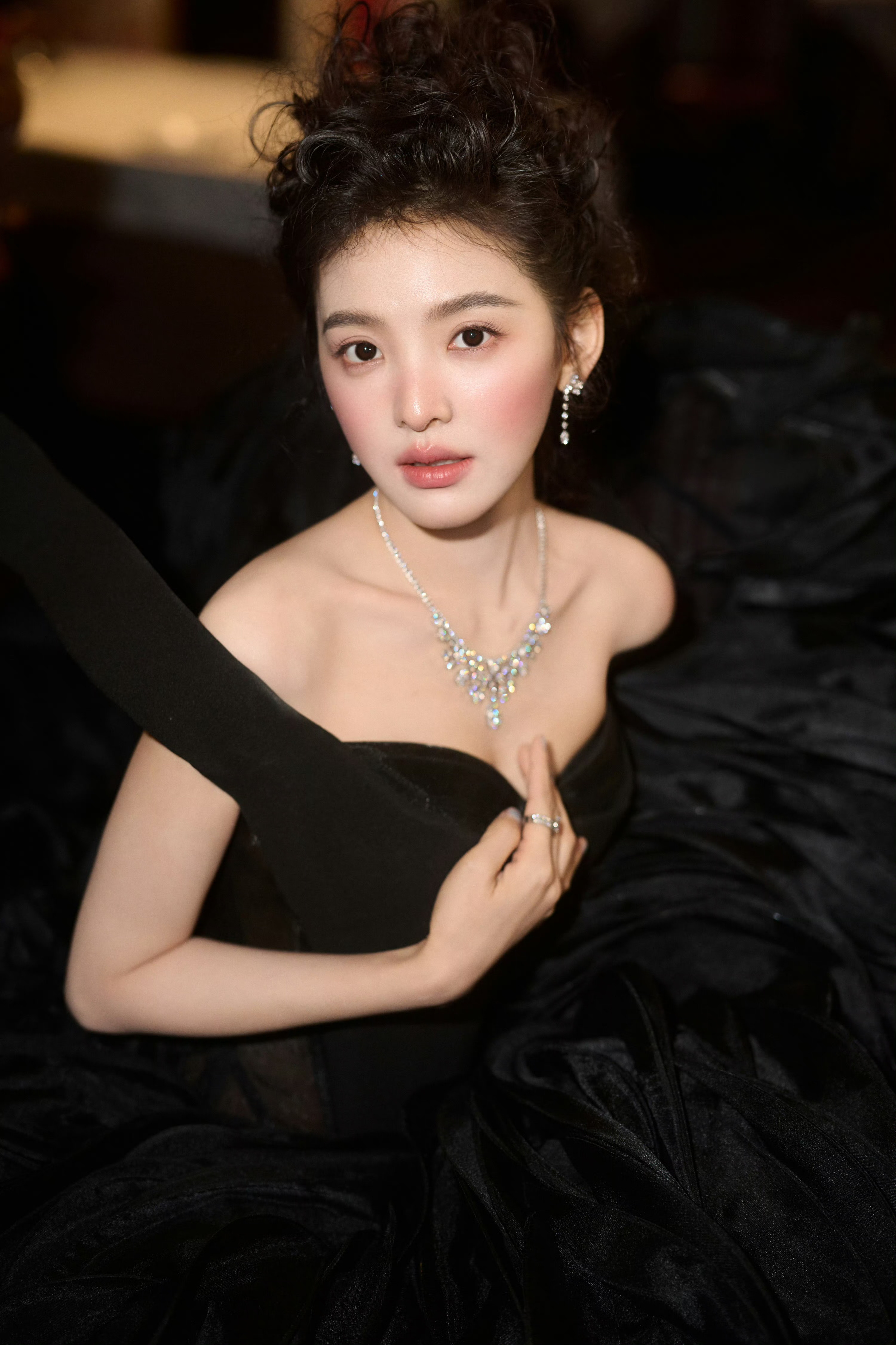 章若楠的妆容确实不适合她，脸两边的腮红出戏