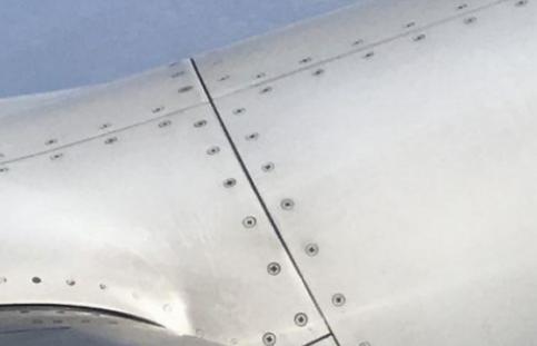 飞机为什么要用铆钉，而不是焊接？这么说吧，用焊接造飞机相当于拿502胶水粘航天飞