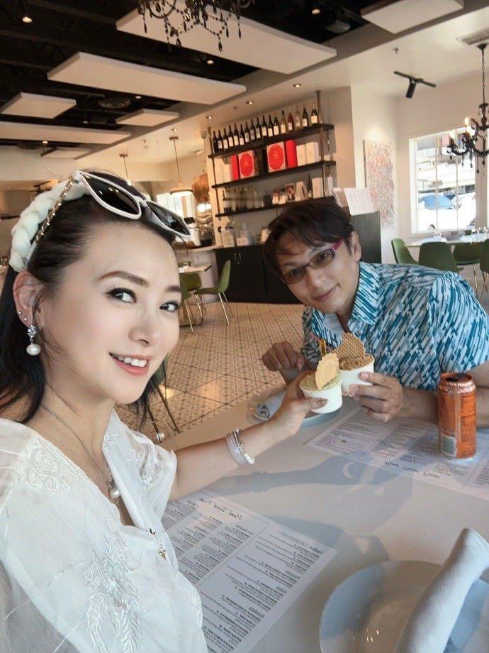 57岁翁虹状态翁虹给女儿办中式成人礼港姐出身的翁虹果然自带气场！中式成人礼上一