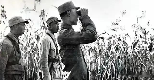 1942年，冀中军区领导机关陷入重围，战斗激烈，敌人越来越多，司令员吕正操却严令