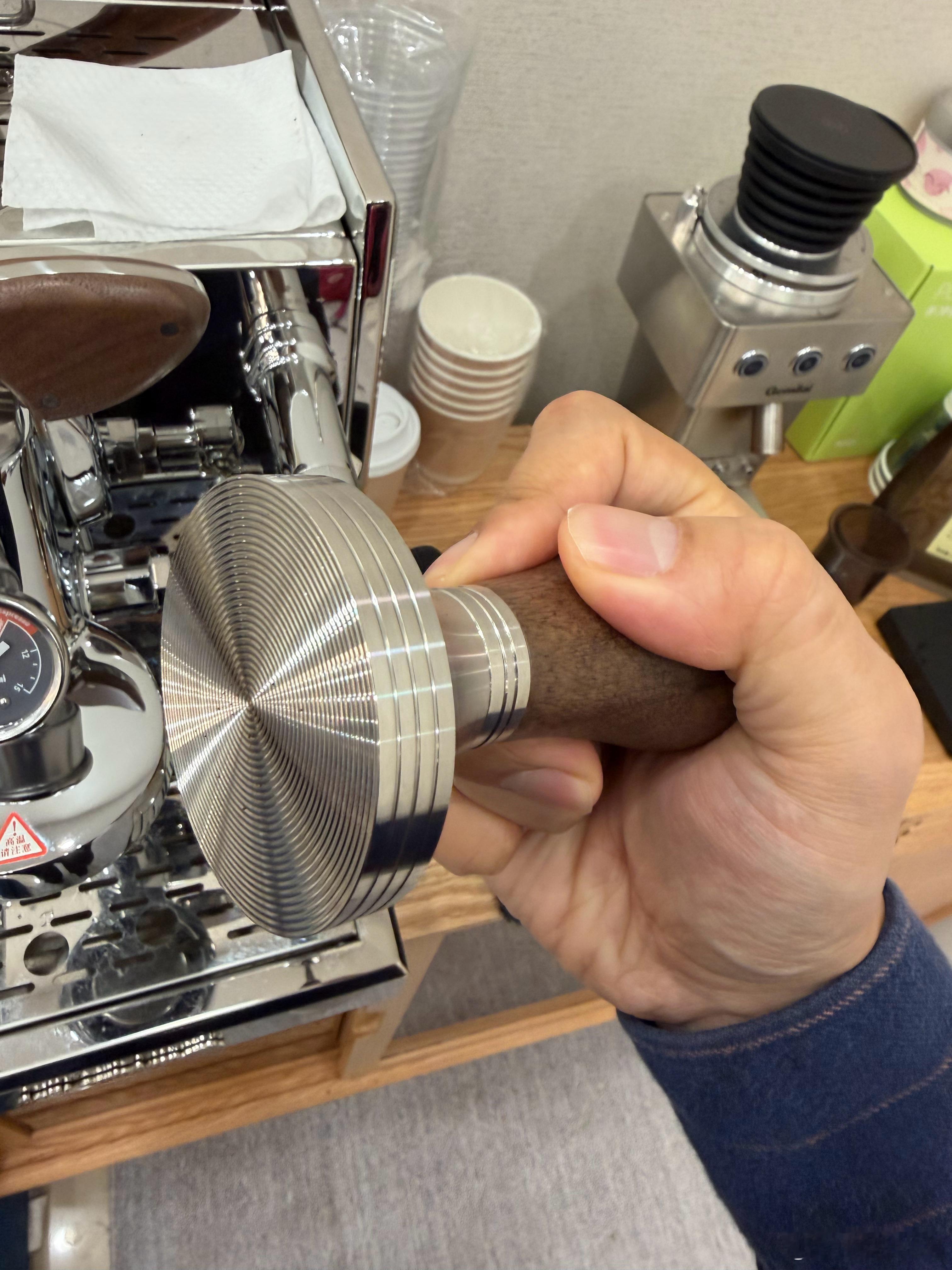 午后来一杯自制咖啡，我没有弄那些特别复杂昂贵的布粉器套装，感觉没啥必要。直接用朴