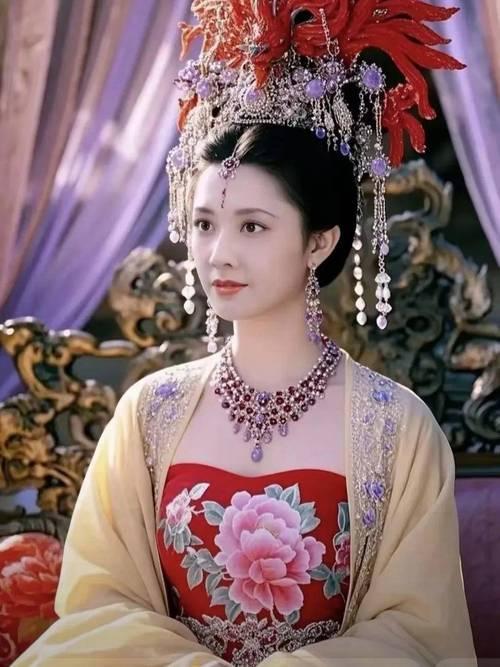 当年33岁的朱琳演女儿国国王，颜值气质至今没人能超越，好多人刷到剧组老视频，都在