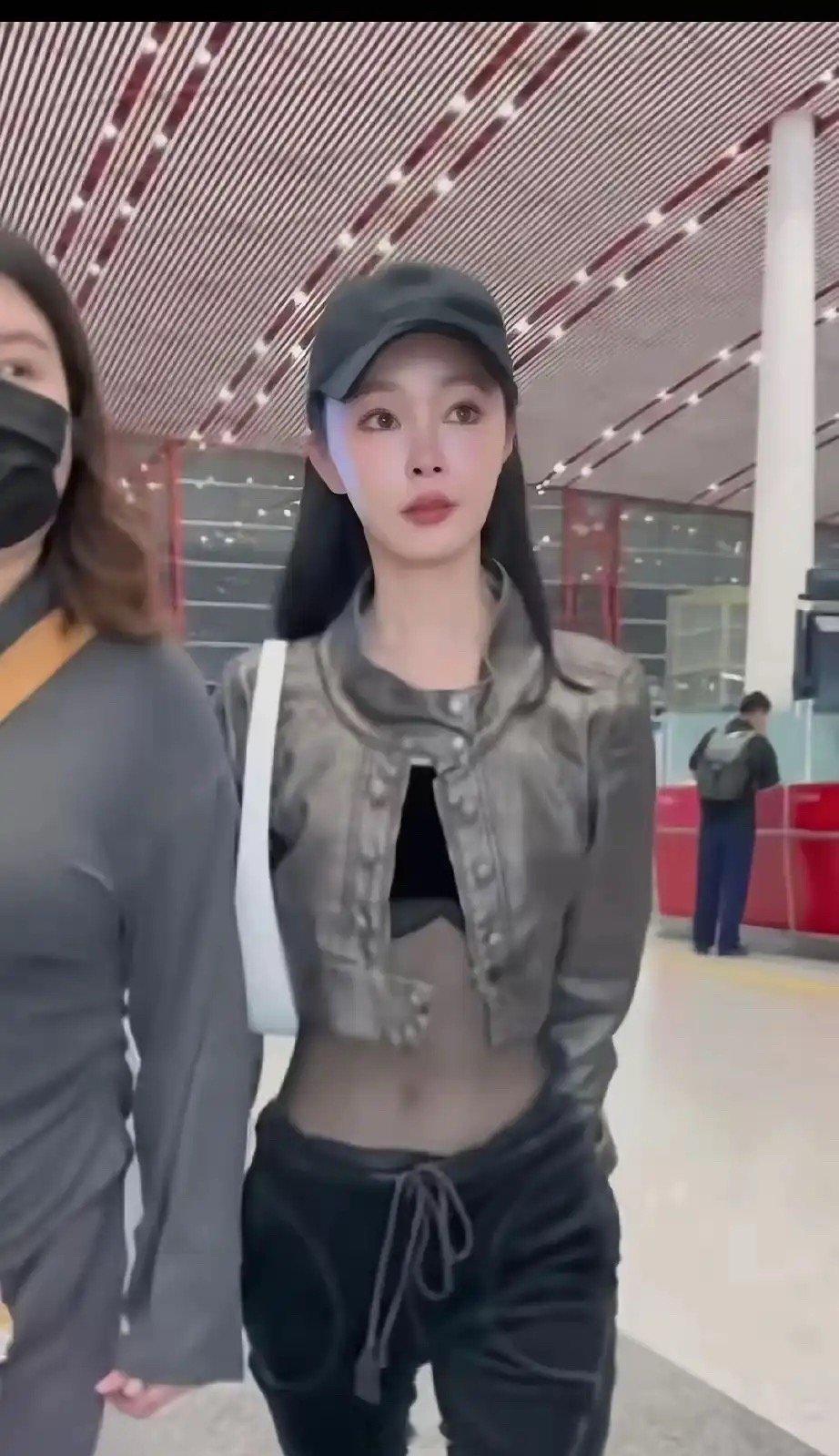 宋轶这个内搭好显腰身啊，看着这个减肥的动力一下来了