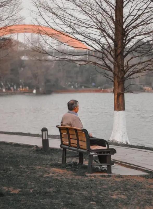 老伴走后才懂：年轻时拼命省的钱，全成了扎心的遗憾整理老伴遗物的那一刻，一张