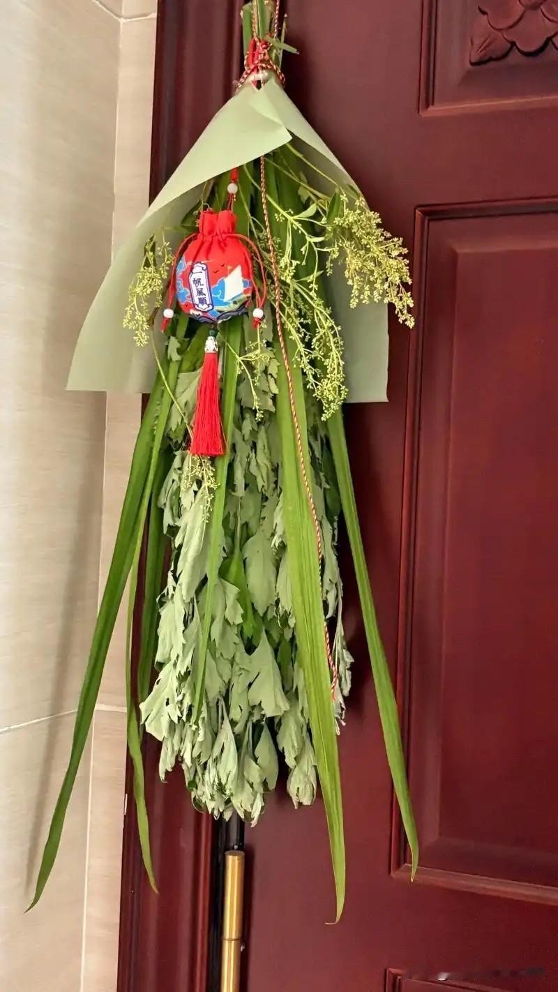 端午节挂的艾草什么时候取下来好呢？端午挂艾草是流传许久的老习俗，好多人都不清