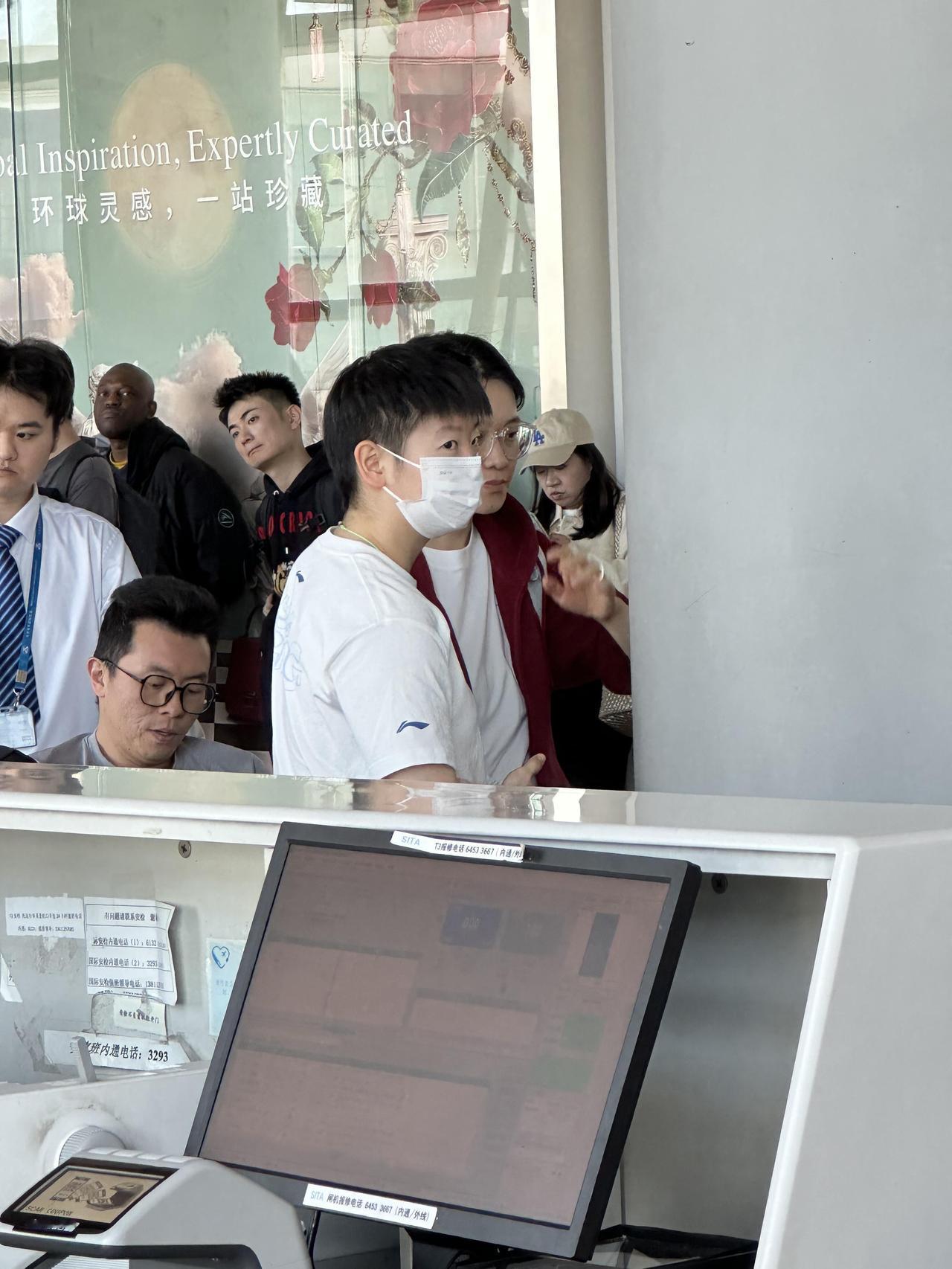 拍的好好看，孙颖莎和王楚钦都穿的好清新，出发去伦敦准备世乒赛了！这才是真的激动