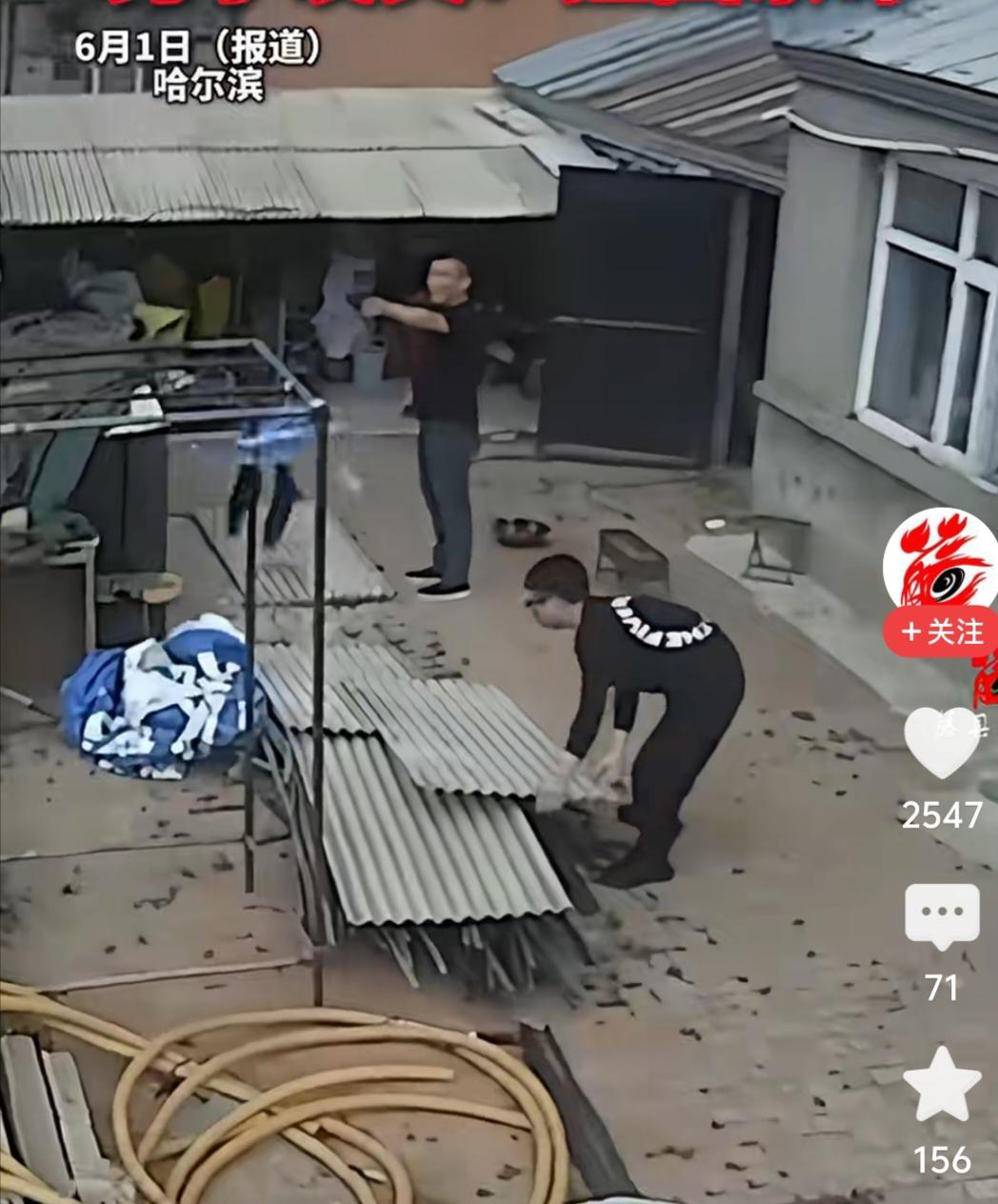 哈尔滨，男子正在小院里干活，一阵大风掀翻了屋顶的玻璃棉板，正好砸中大哥的头部，瞬