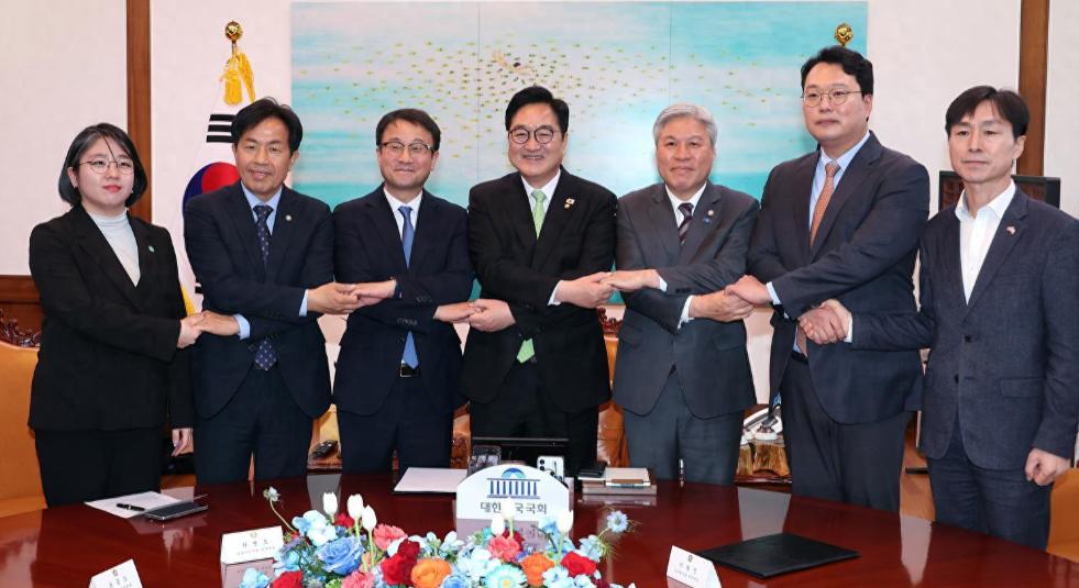 9天闪电逼宫！韩国六大在野党联手，要给总统套上“三把锁”韩国政坛突然上演极速博