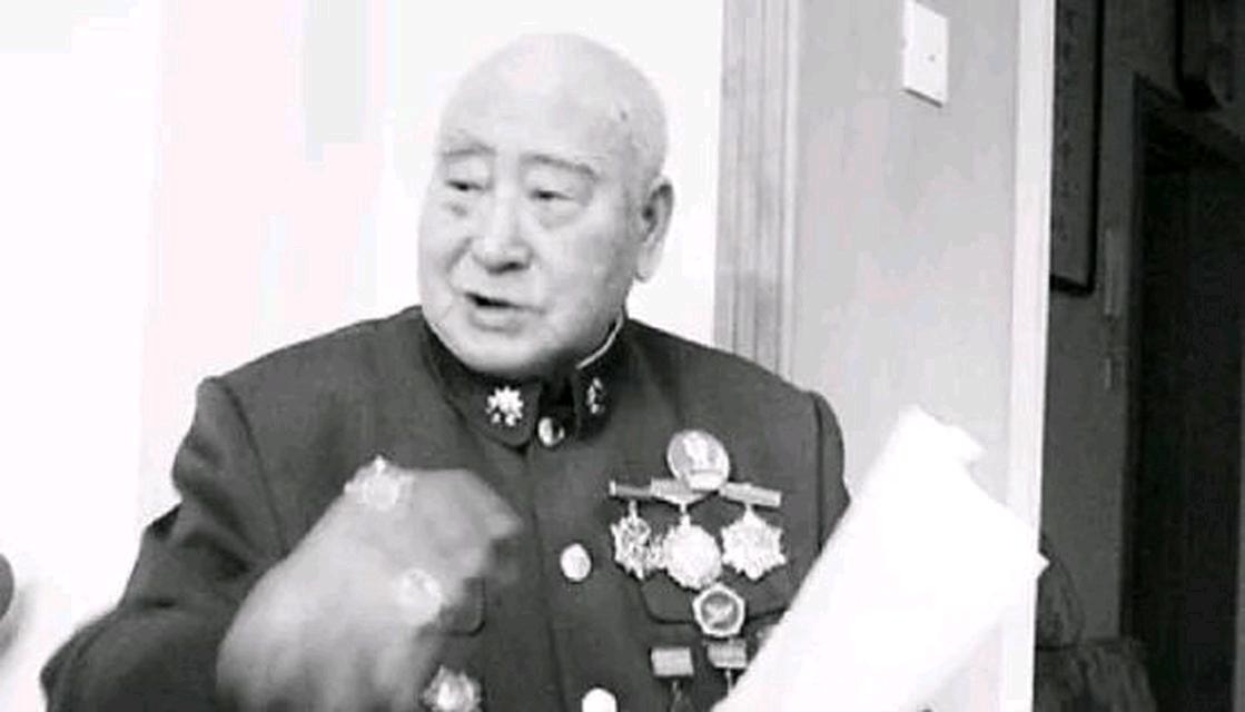 1943年，八路军政委秦光腰部中弹，两个汉奸走到了他身边要补刀。突然，秦光低声说