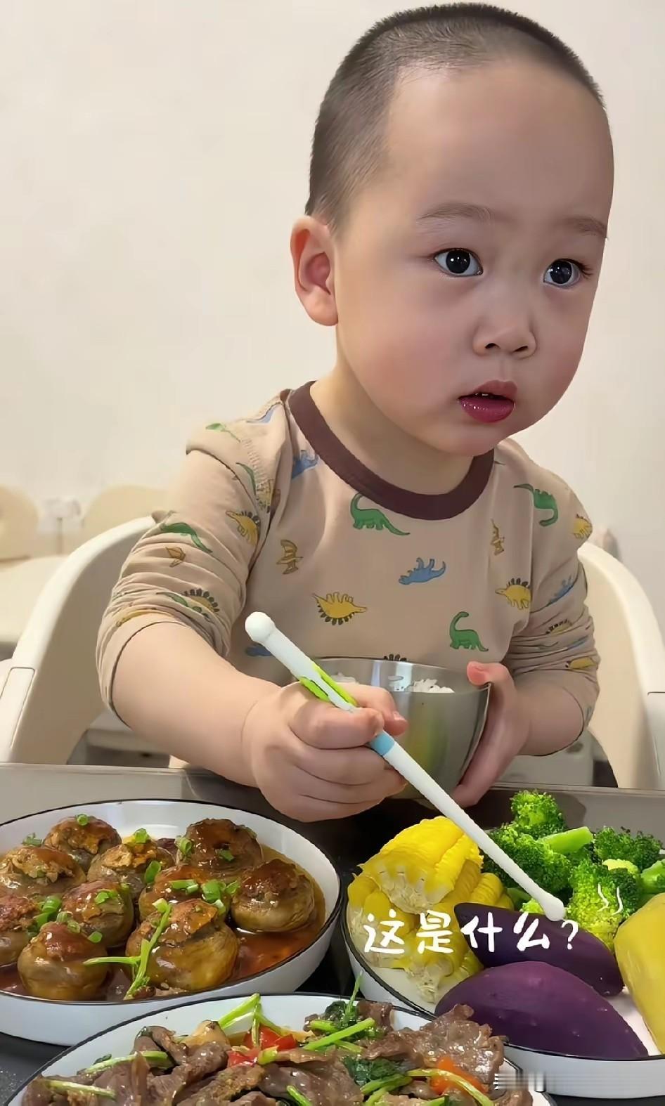 一个动作证明米乐绝不止2岁多，而是六岁多，他拿筷子非常熟练，眼神也很成熟，不像两