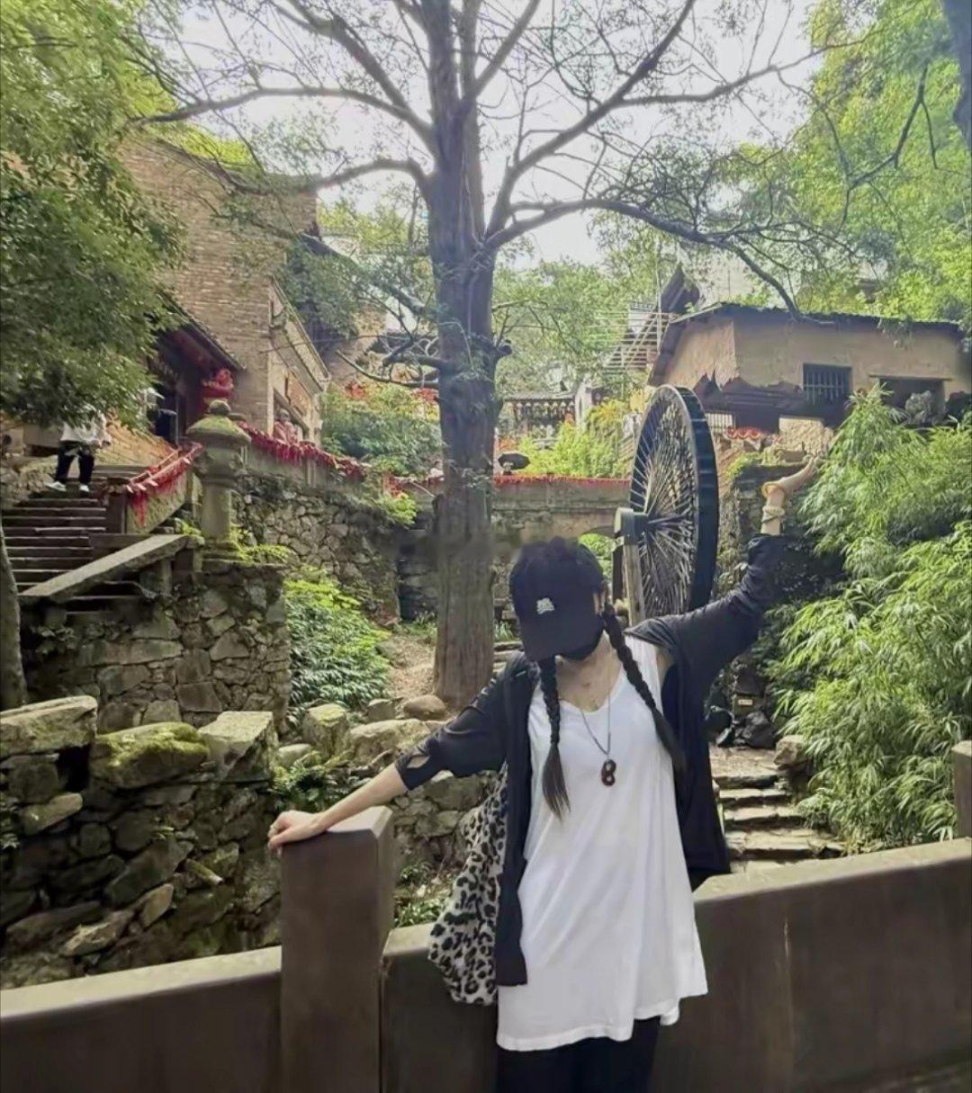 杨幂分享旅游美照，双麻花辫少女感溢出屏幕，身材比例简直了！！！​​​
