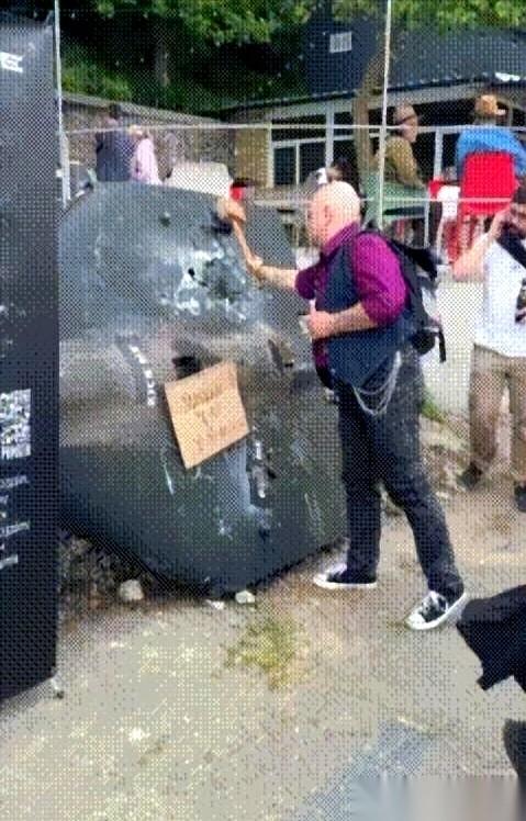 基辅的广场上，摆着一具俄军无人机的残骸。人们排着队，挨个抡起大木锤，往上砸。砸