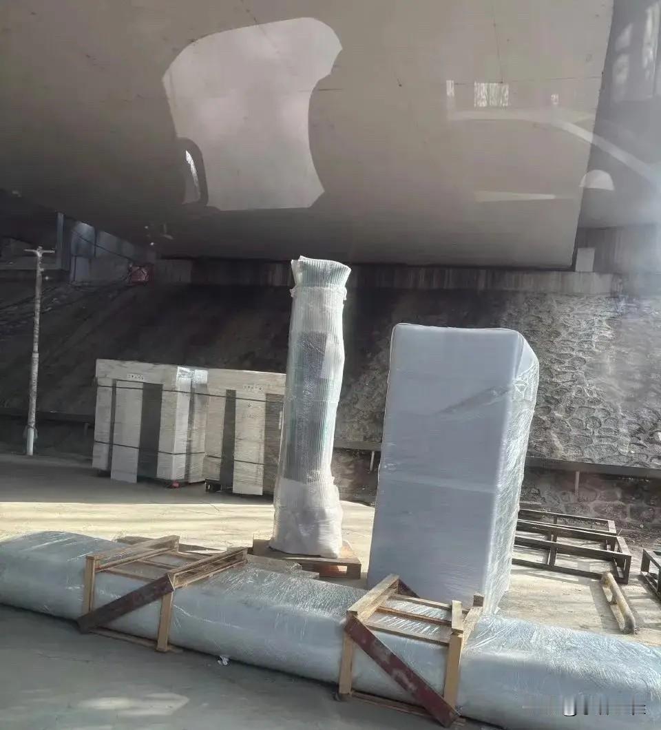 某高速路口正在建设中的第二代兆瓦闪充站图！比亚迪貌似已经在加快推进速度了！目前