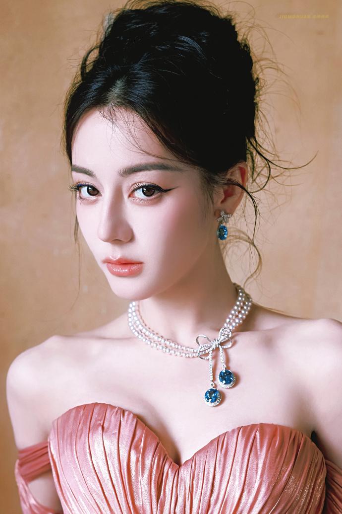 “顶流”被扔在战火边缘：迪丽热巴滞留迪拜三天，刺痛了谁的神经？ 当迪丽热巴被