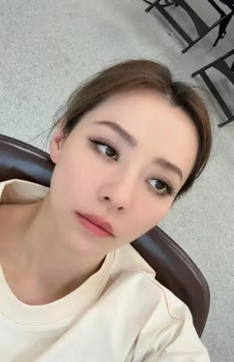 张靓颖自曝营养不良？姐的体检报告让我惊呆了！都说女明星光鲜亮丽，谁能想到张