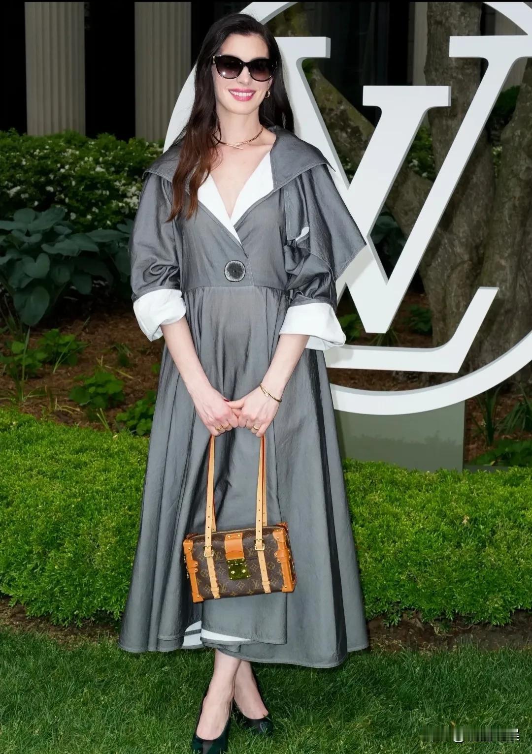 顶级美人同框，果然养眼！刘亦菲和安妮海瑟薇，在纽约LV春夏大秀同框，刘亦菲一身