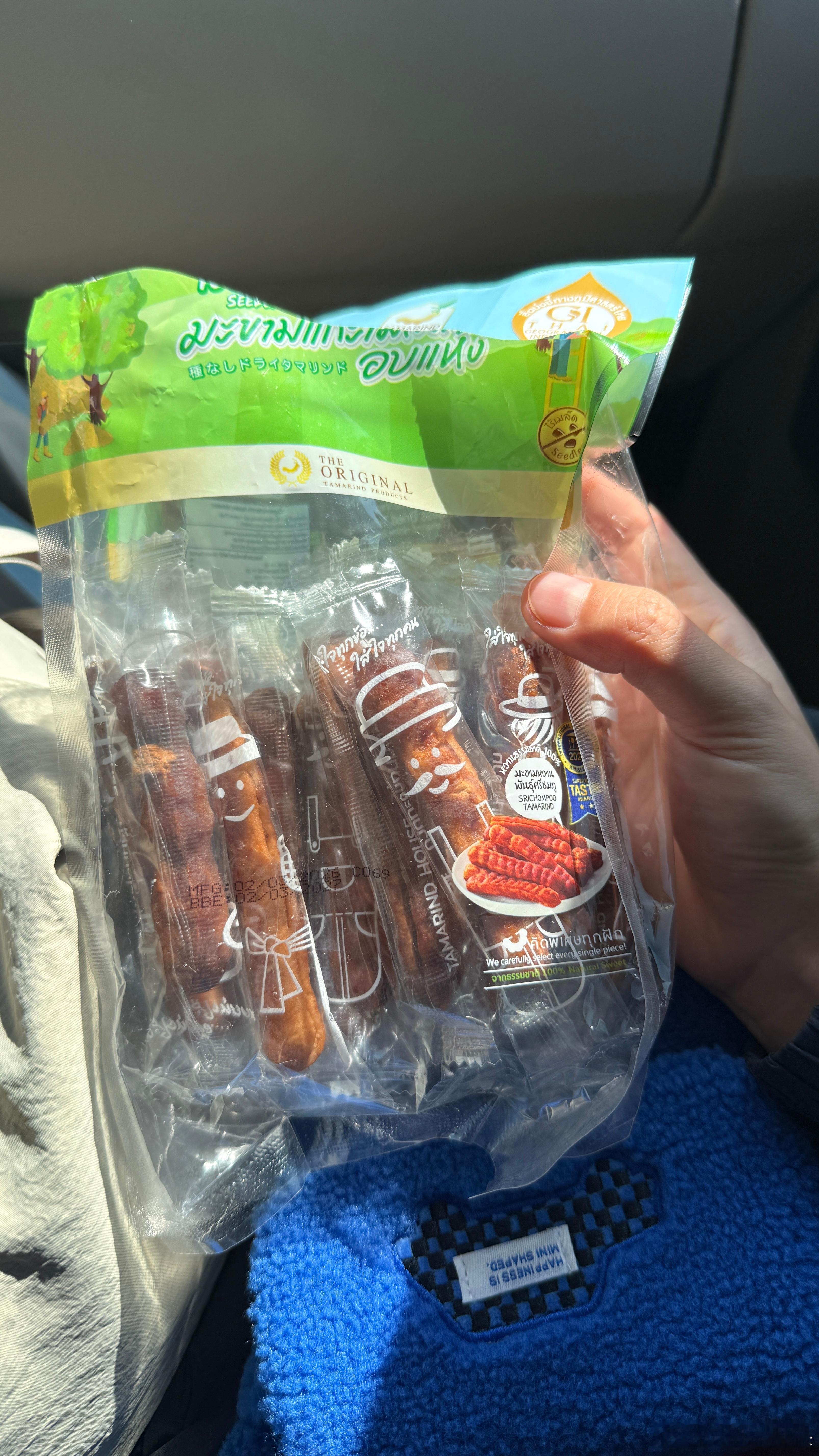 从清迈机场买的这个酸角太适合自驾游了，又方便又好吃，唯一的问题就是太开胃了，现在