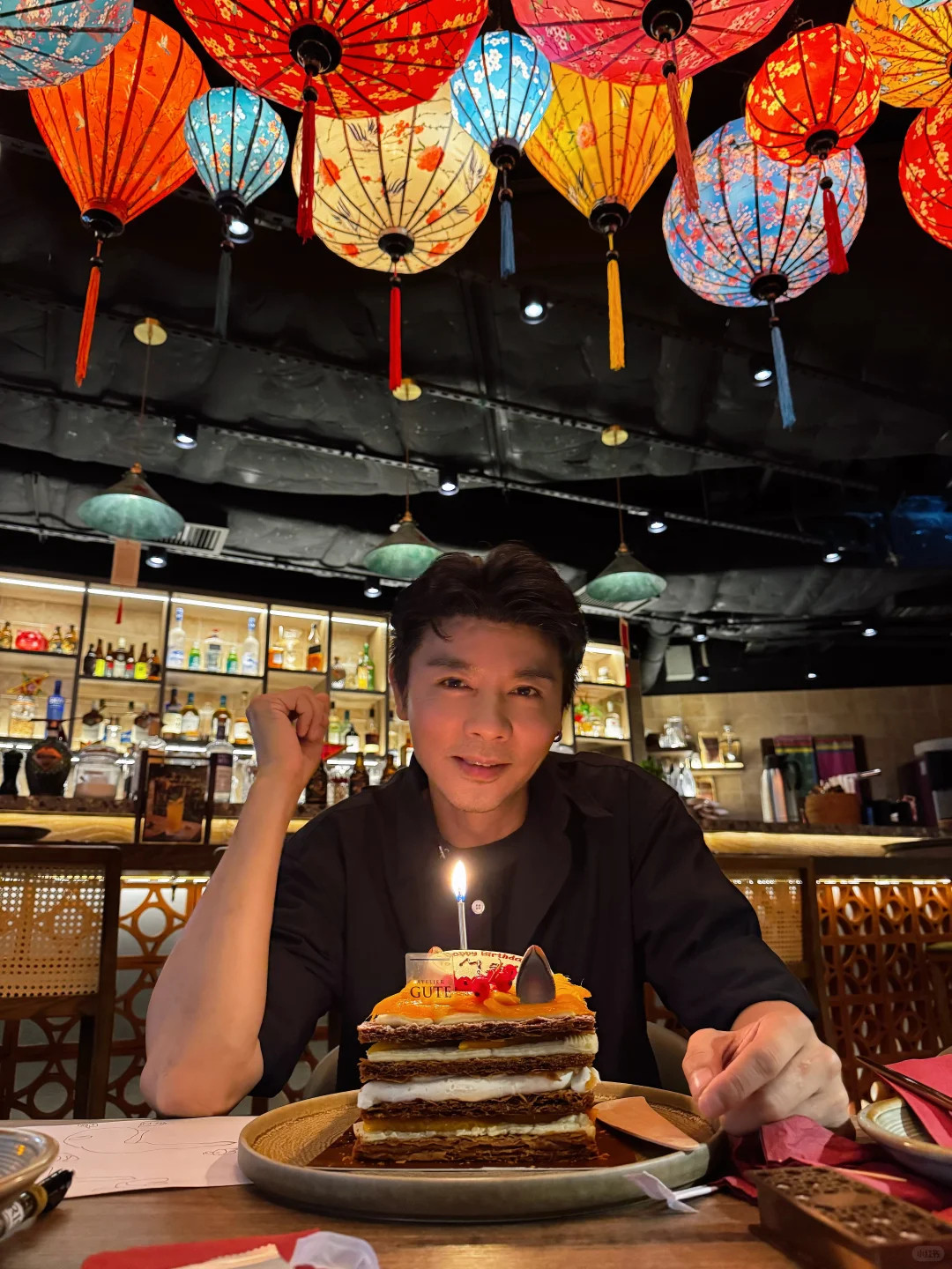 蔡少芬为张晋庆祝52岁生日，他俩越来越有夫妻相。这是蔡少芬陪张晋过的第24个生日