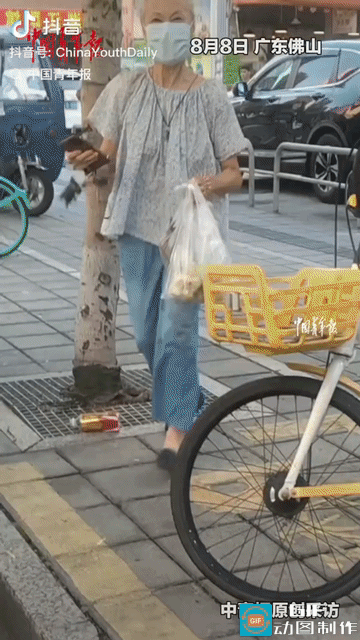 “双向的善意！”广东佛山，一位阿婆去取快递又不认得路，就拦住一位外卖小哥问路，哪