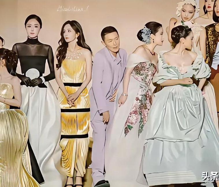 杨幂是真的一点也不装，讨厌就直接挂脸上，vogue大合照环节杨幂的脸一直