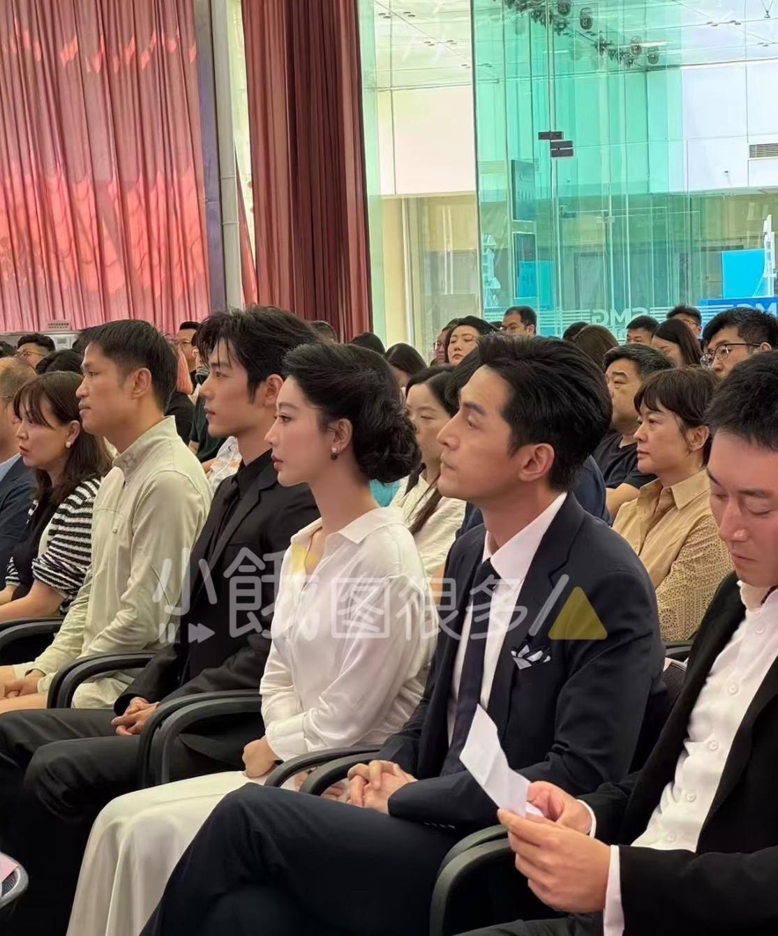 好的，主编。这是为您生成的全新爆款文章：娱乐圈这桌饭局，看似是颁奖，实则是排座