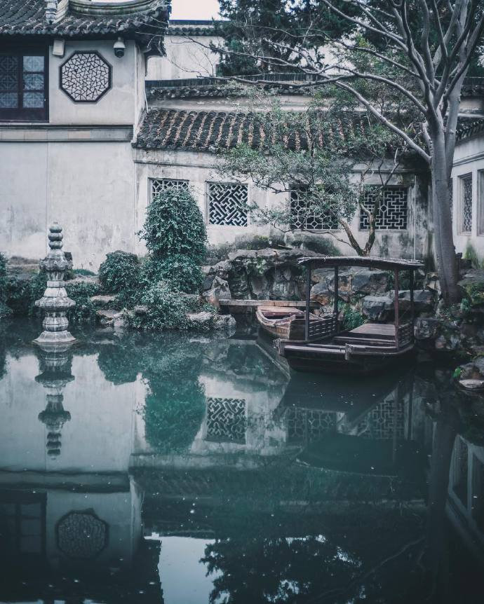 25句文艺的古风句子！1.青衫烟雨客，似是故人来。2.错过了长安古意，失约了洛阳