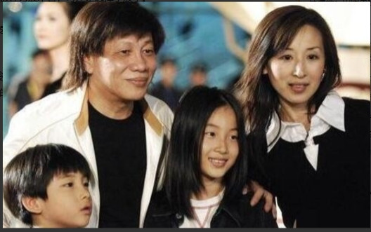 1979年，梁小龙的妻子黎爱莲在自己家楼下散步，被一陌生男子拿硫酸泼了脸，之后便