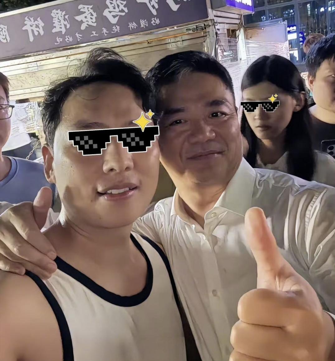 51岁刘强东回江苏宿迁老家，和发小朋友一起逛夜市，在路边摊吃烧烤，一帮父老乡亲跑