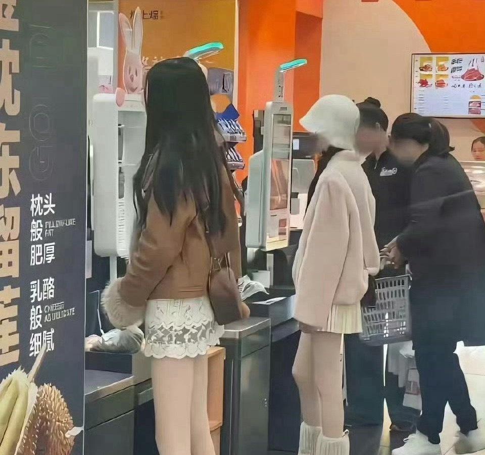 现在的大学生都喜欢这样穿的吗？冬天真的不怕冷