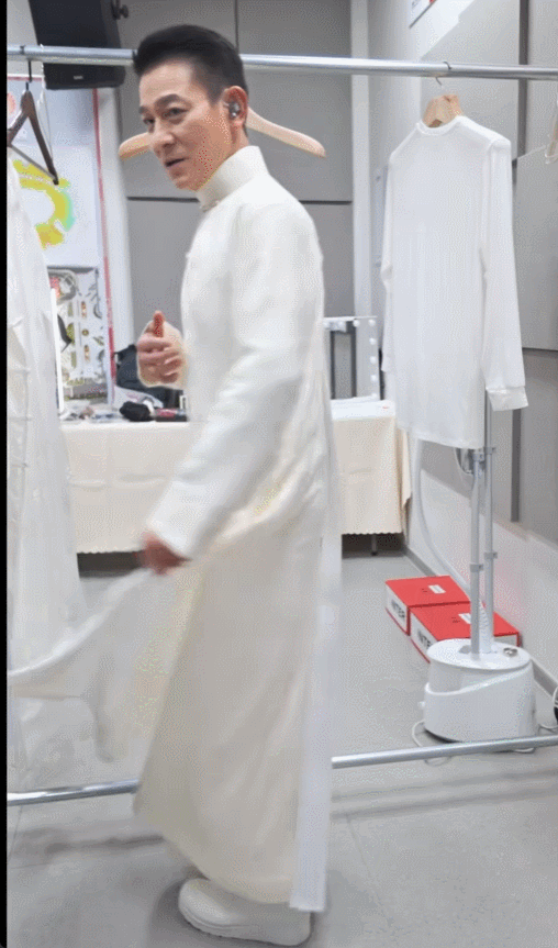 11月9日晚，刘德华晒出了自己参加全运会开幕式，以及前期彩排的视频。短短一个小时