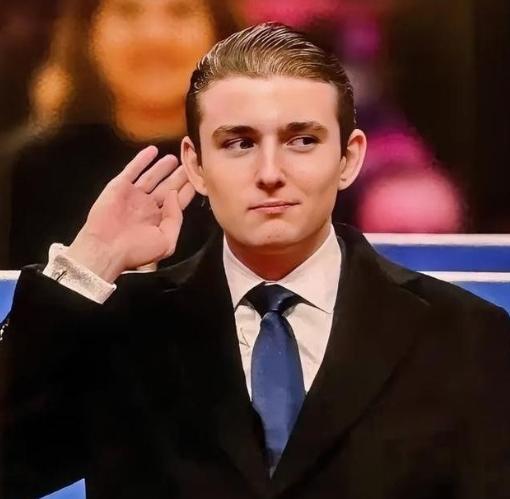 劝君莫做缺德事，家中自有还债人。特朗普的小儿子巴伦，本是含着金钥匙出生的天之骄子