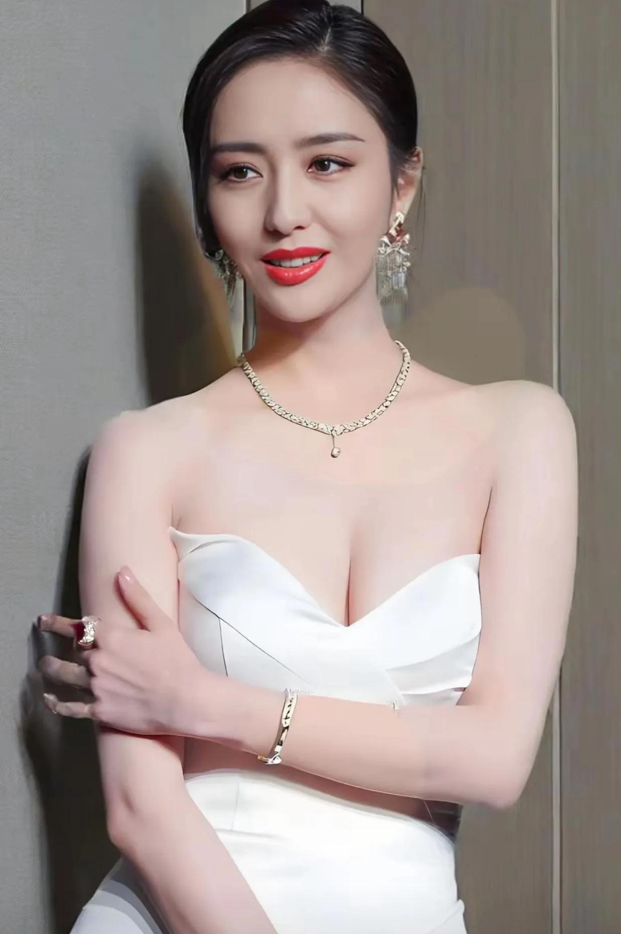 佟丽娅白礼服杀疯了！这才是小说女主照进现实吧～抹胸设计精准戳中审美，锁骨线
