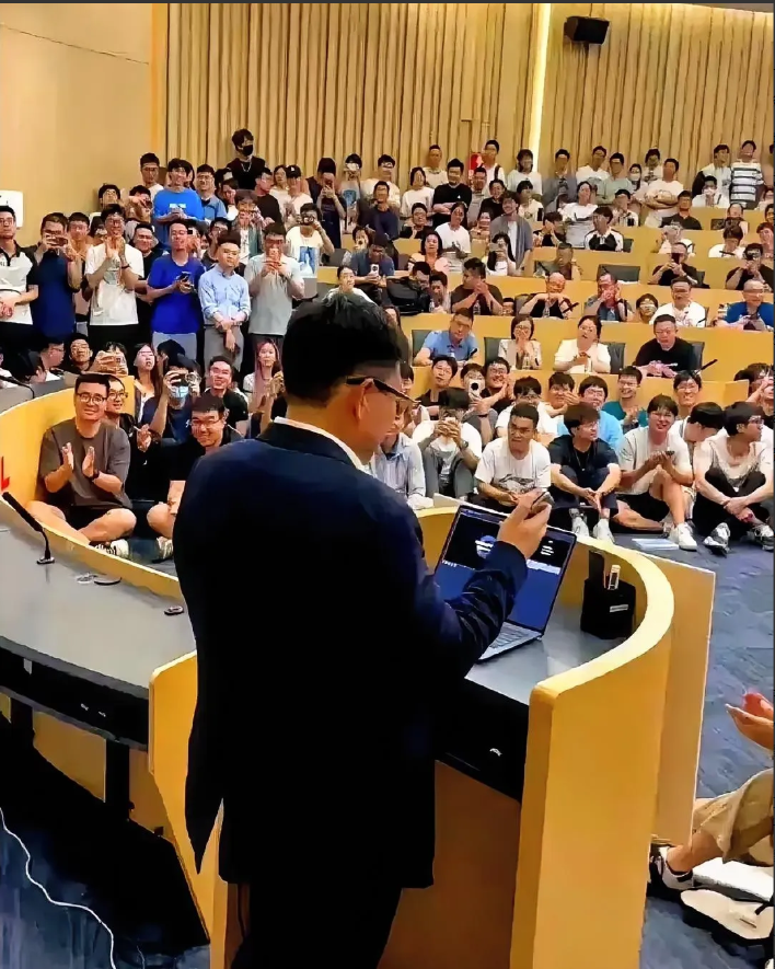 得好好谢谢余承东！讲座结束那场面，实在太有意思了！刚一散场，几个学生“嗖”