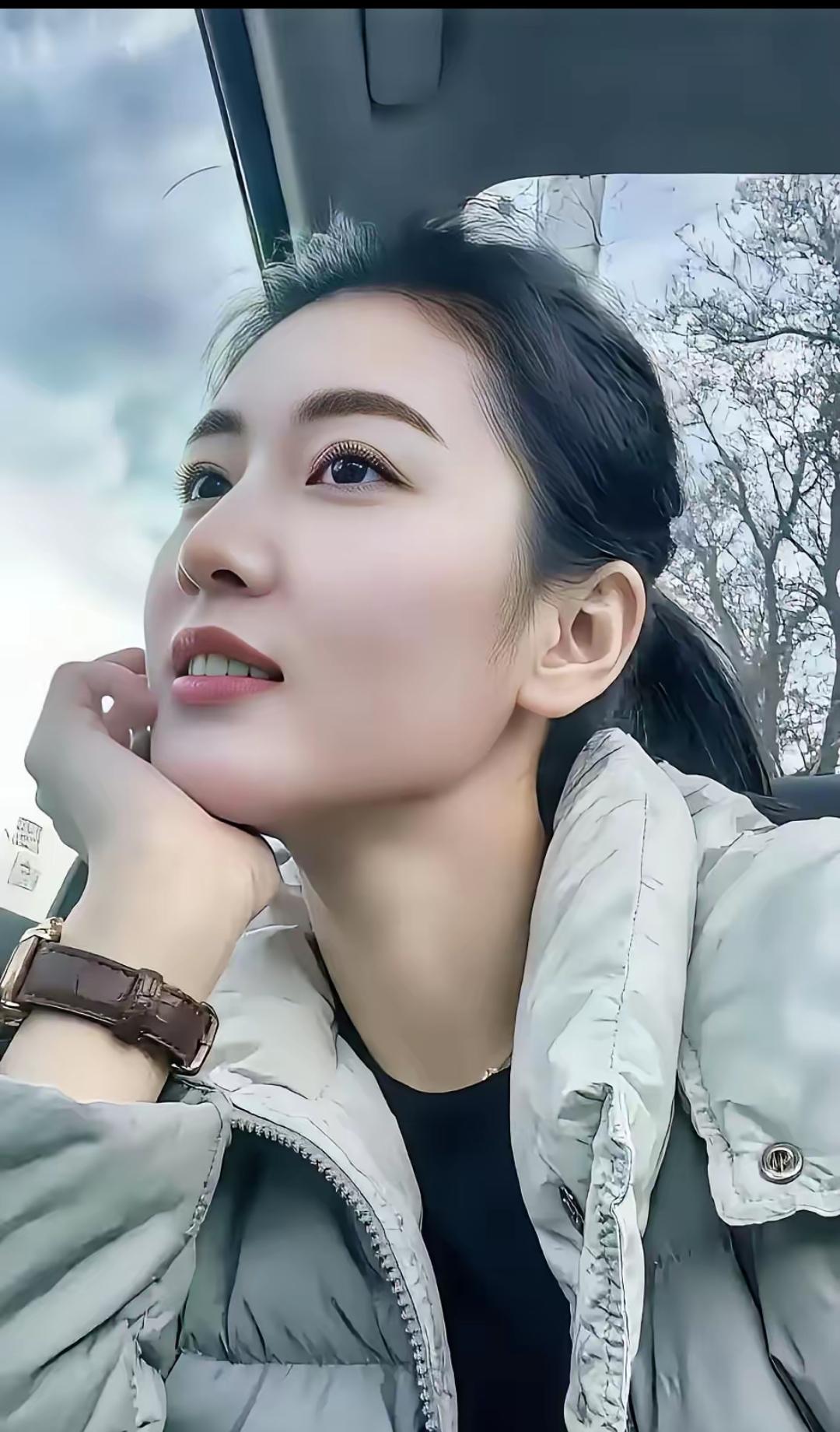 当医生的朋友提醒我，冬天来了，一定要戴一顶帽子。她说，寒从足下生，热从头上跑。大