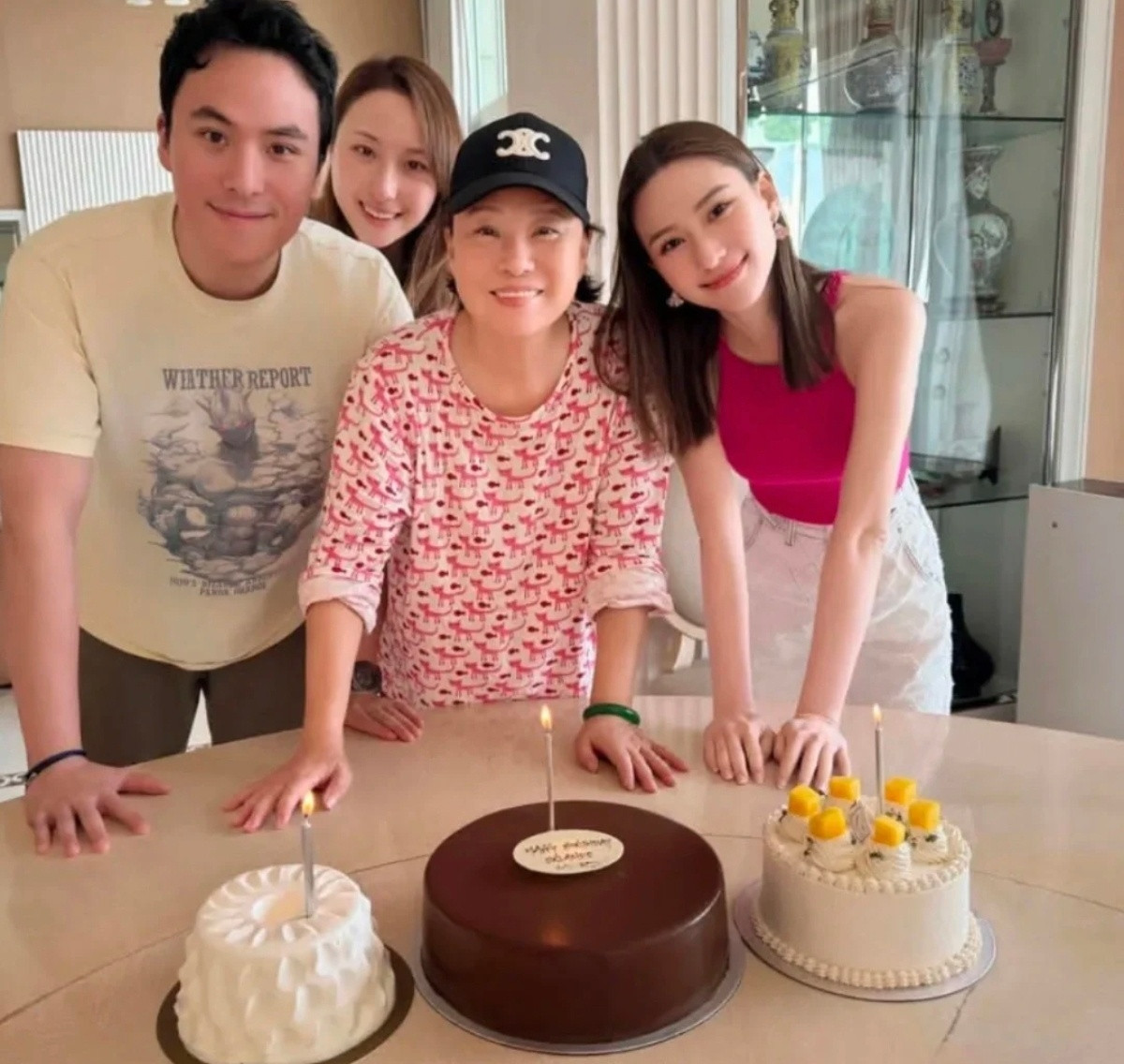 其实不化妆不打扮，穿着宽松的衣服，才是最舒服的吧。何超莲她妈妈陈婉珍，以前何鸿燊